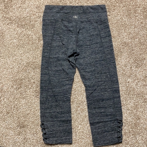 4/$24🦩 Calvin Klein Gray Capri Leggings - Picture 6 of 9